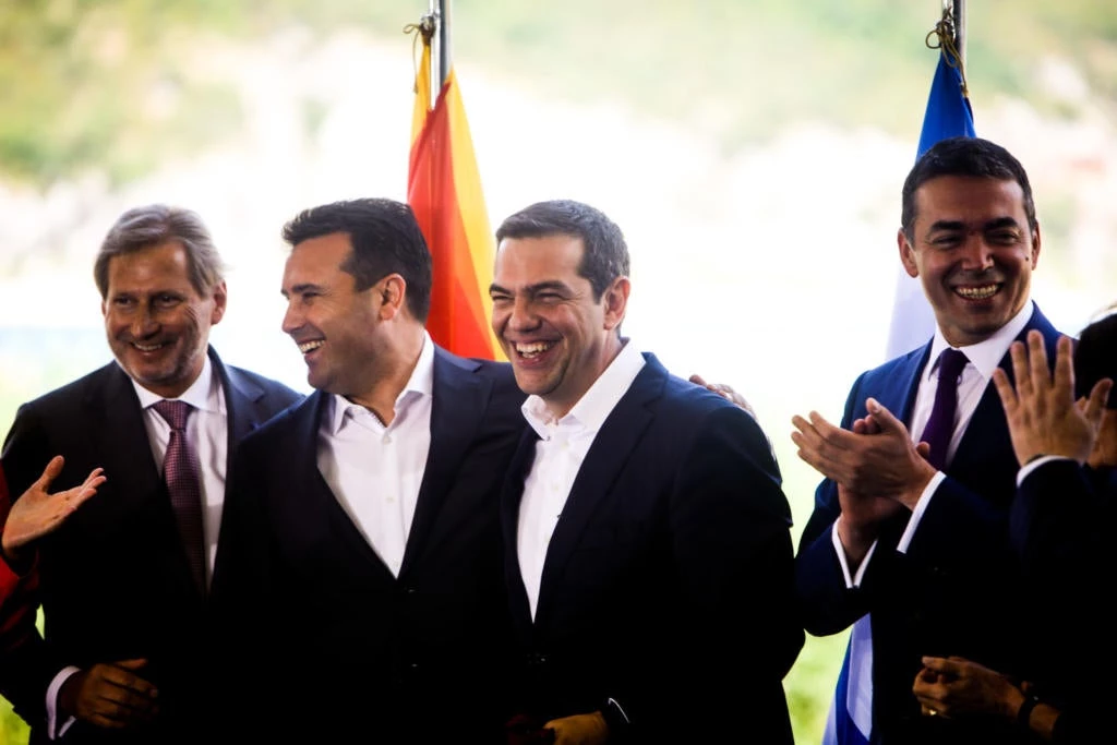 Υπέρ της παραχώρησης του ονόματος της Μακεδονίας υπέγραψαν μόλις 320 πρόσωπα της πολιτικής, της διανόησης και της τέχνης – Δείτε τη λίστα